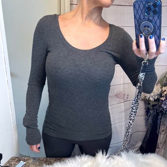 🔥2/$10 |•CYNTHIA ROWLEY•| Soft Stretch Grey Long Sleeve Scoop Neck Top Size S - Picture 1 of 12